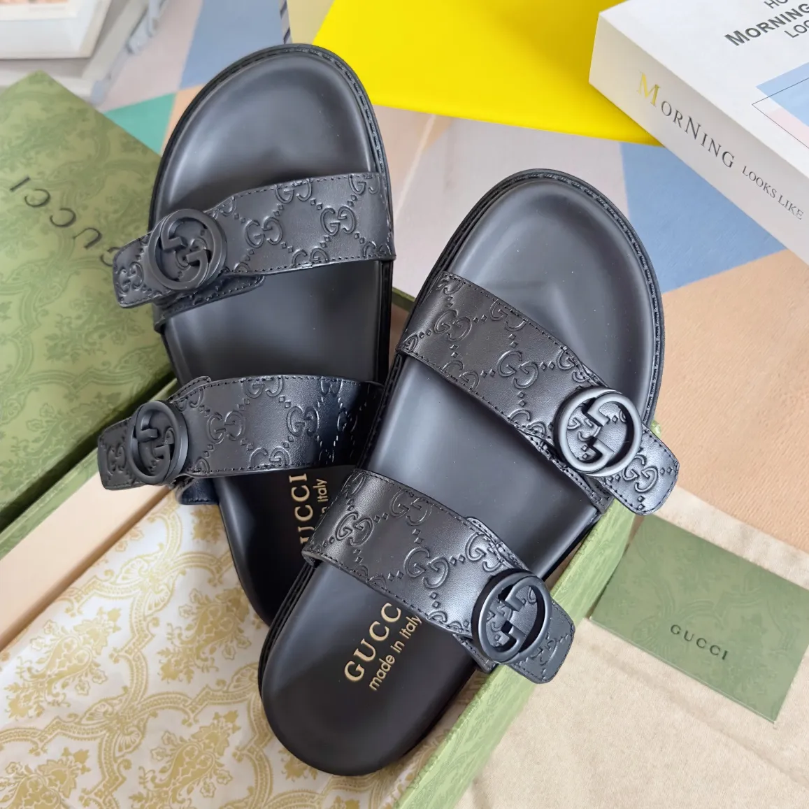 [G Home] Men's Men's Shoes💰: 300💰Size: 38-45 🆕2024Gucci Gucci Summer New Style Double G Presbyopia Flip-flops Cross Sandals Thick Sole Slippers Beach Shoes Original Purchase and Development Production G family's 2024 new summer dark horse items, fashion bloggers at home and abroad have put on the show, and it has become popular on social platforms at home and abroad. Fashionistas must pay for it, and they spend a lot of money to create ingenious craftsmanship and accurately restore every detail. Exquisite packaging at the delivery counter🛍📦 ▪️ Fabric: Original imported double G presbyopic leather ▪️ Lining: Original imported leather ▪️ Sole: Original open molded T men's shoes 💰U outsole ▪️ Bottom thickness: 3CM